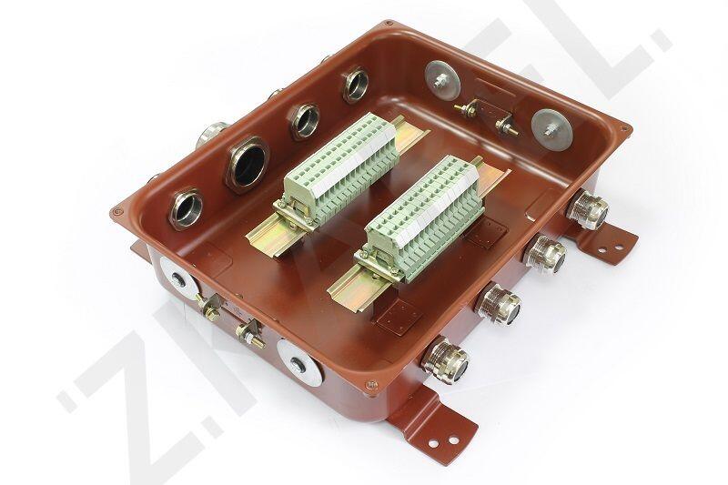 Коробка монтажная КМ 65-40 УХЛ1,5 латунный ввод IP65 ЗЭТА Коробка монтажная КМ 65-40 УХЛ1,5 латунный ввод IP65 ЗЭТА